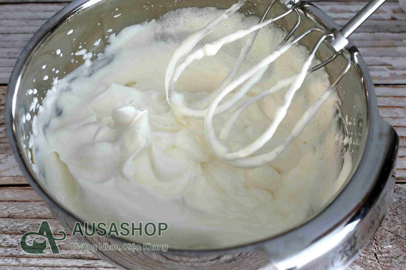 Phần kem phải thật mịn màng và bông xốp để phù hợp với món bánh crepe matcha ngàn lớp