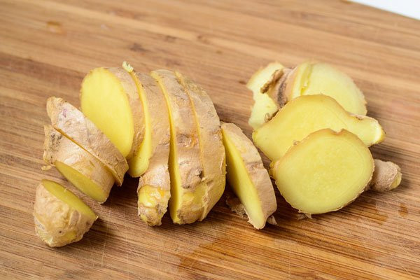 Có thể thêm ít gừng vào thực đơn để bà bầu đỡ khó tiêu hơn