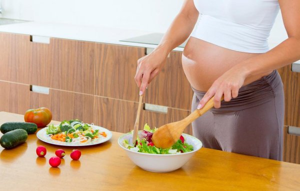 Bà bầu nên tránh gập bụng và ăn uống khoa học
