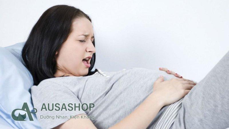 Ảnh có chứa người, trong nhà Mô tả được tạo tự động