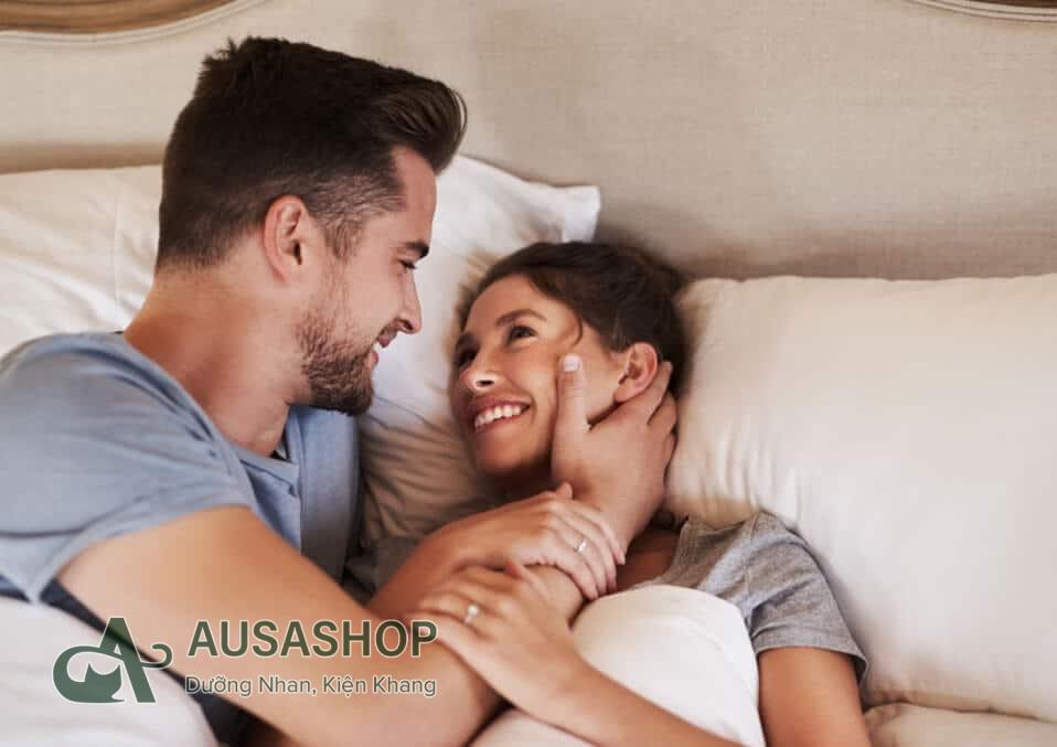 Ảnh có chứa trong nhà, người, người đàn ông, giường Mô tả được tạo tự động